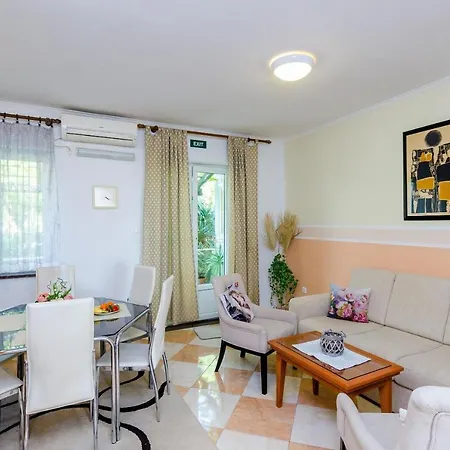 Nicol - Two-bedroom With Balcony And Sea View